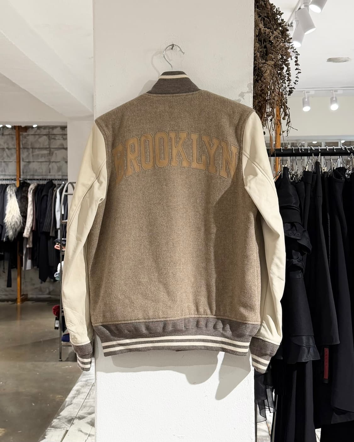 레미 릴리프 베이지 로고 패치 레더 슬리브 자켓 상품이미지6