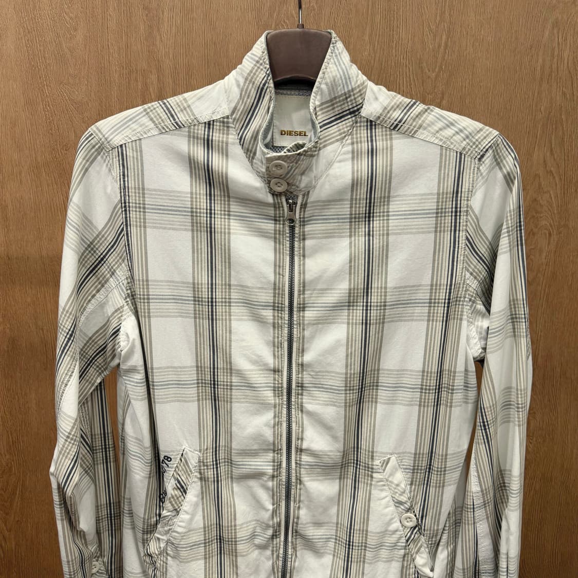 디젤 하이넥 체크 자켓 후면 빅 로고 프린팅 디테일 레귤러핏 베이지 체크 상품이미지4