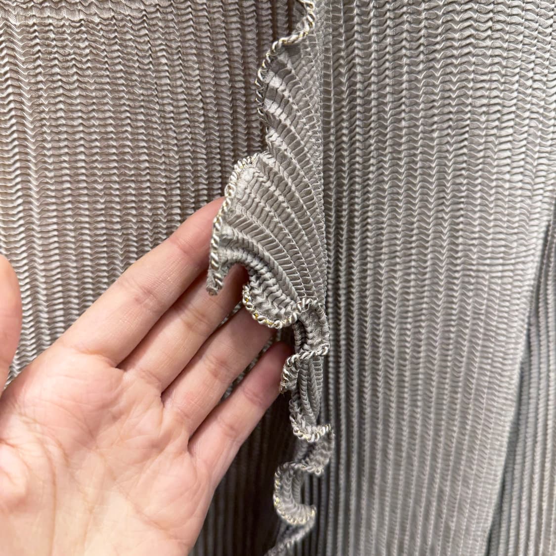 스피치오 크롭 가디건 플리츠 오픈형 웨이브 컷 내추럴 프릴 디테일 베이지 상품이미지6