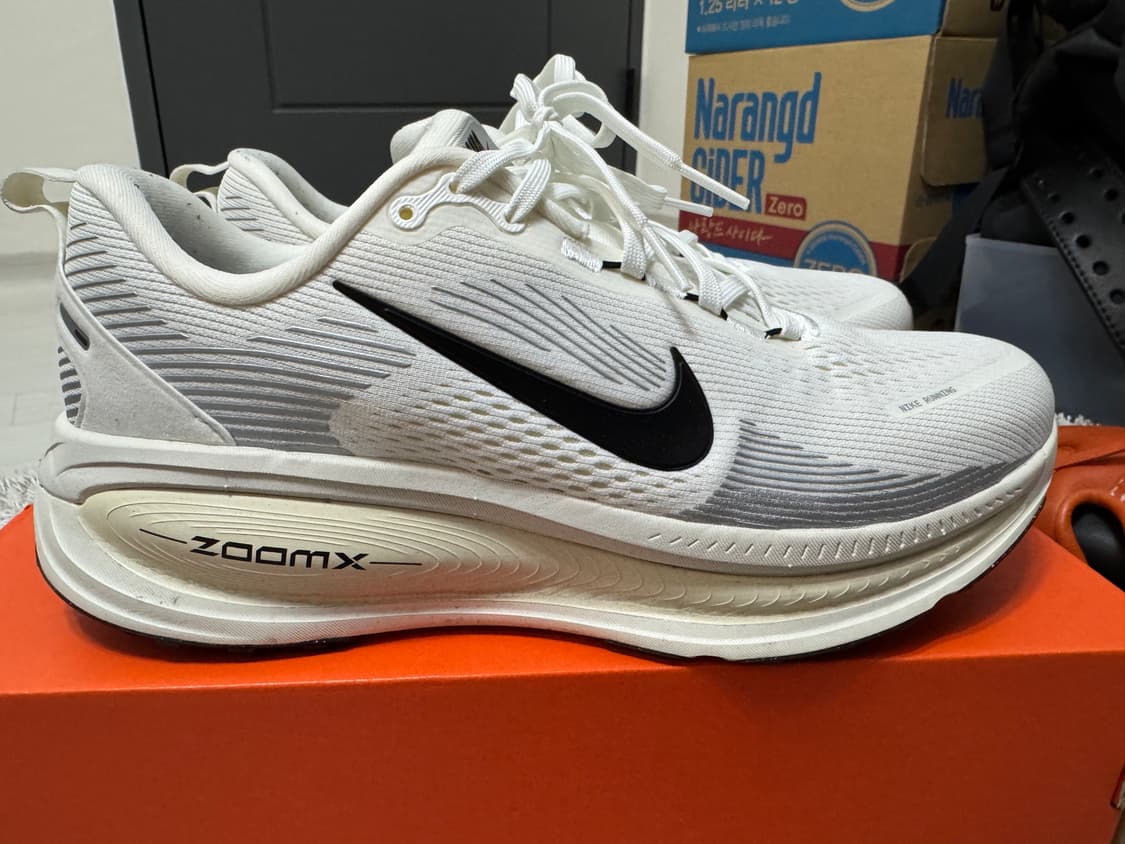 [270] 나이키 보메로 18 서밋 화이트 코코넛 밀크 상품이미지2