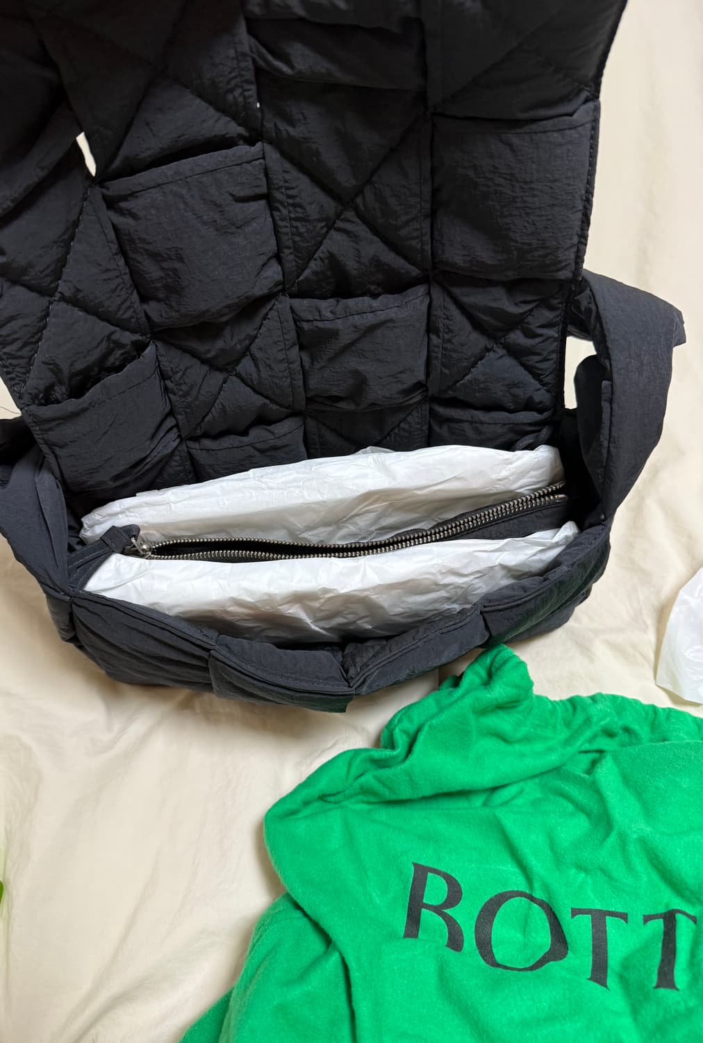 보테가 베네타 패딩 테크 카세트백 블랙 상품이미지2