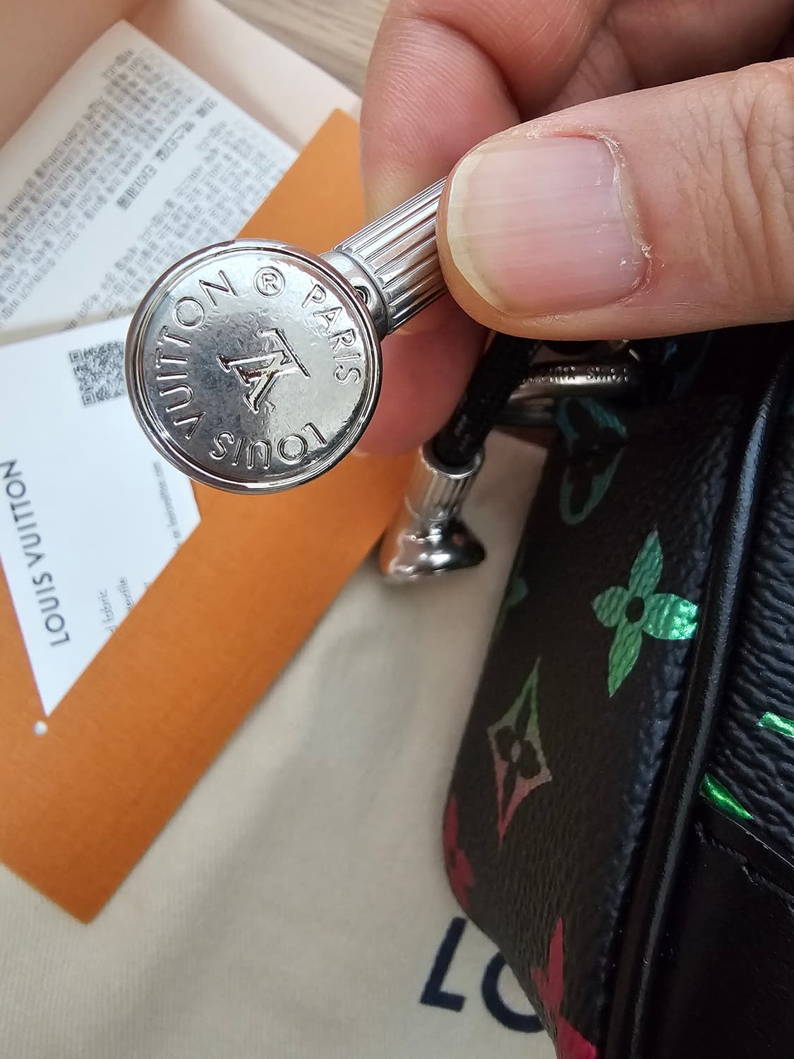 루이비통 한정판 퍼렐 이어폰 그라데이션 크로스백 (새상품) 상품이미지8