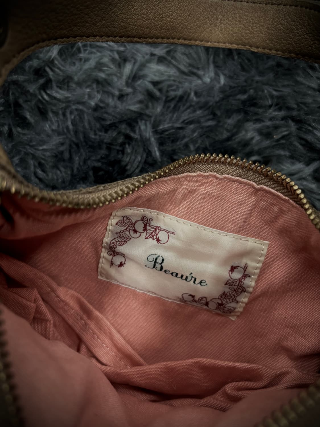 베이지 레더 덤플링 숄더백 상품이미지7