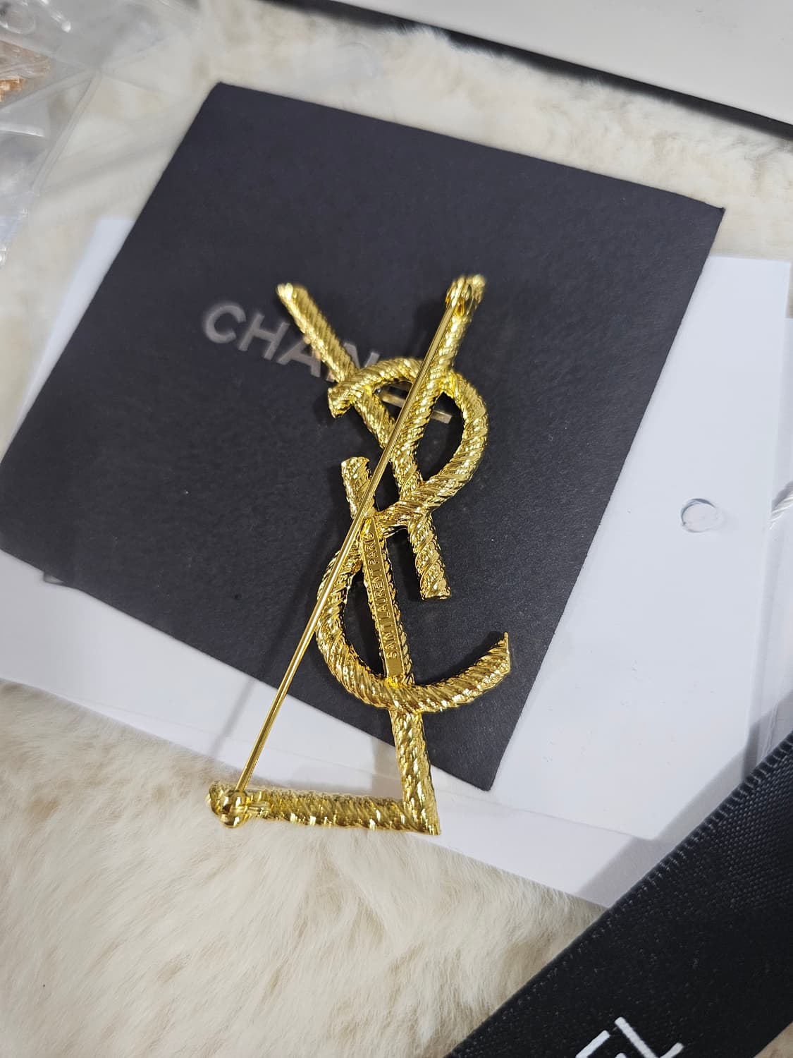 입생로랑 골드 업사이클링 브로치 상품이미지4