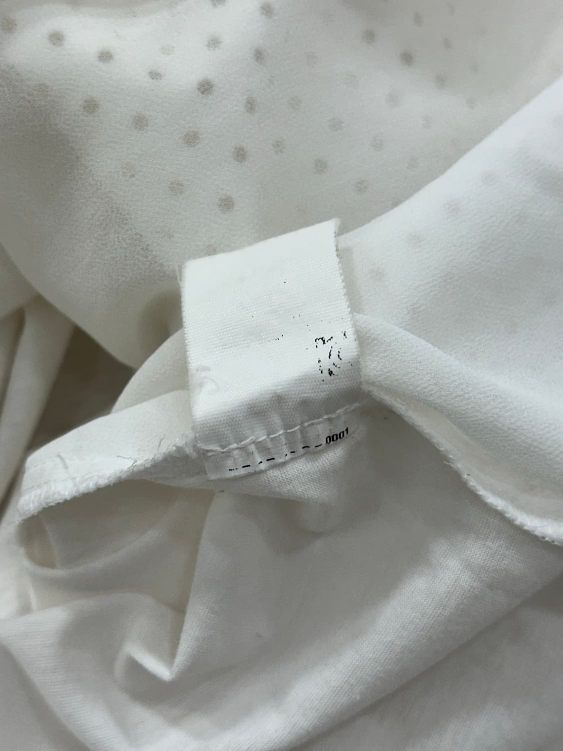 미샤 펀칭 디테일 브이넥 블라우스 상품이미지8