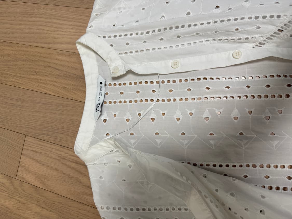 자라 펀칭 자수 블라우스 상품이미지3