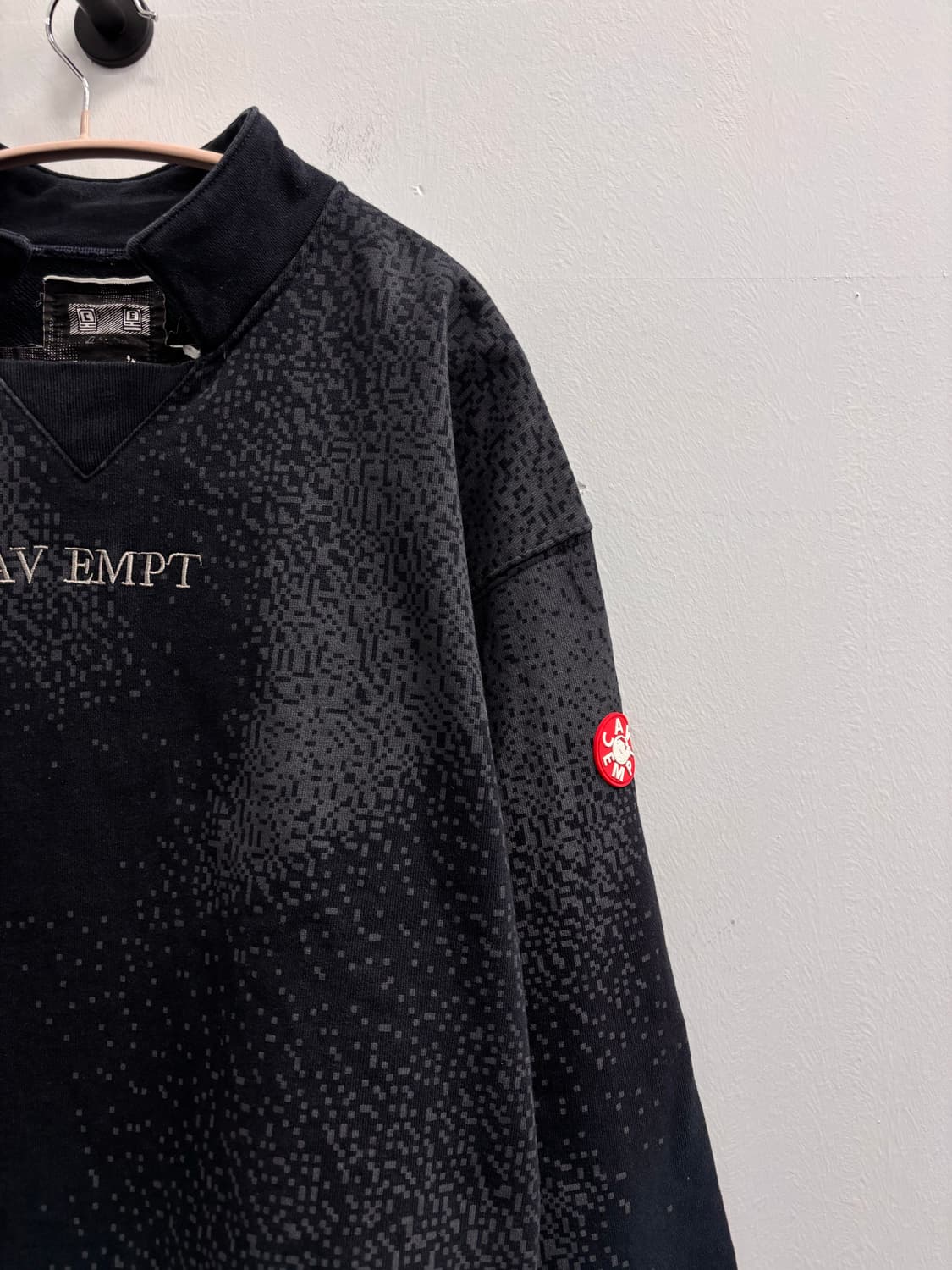 카브엠트 CAV EMPT 크루넥 맨투맨 블랙 상품이미지2