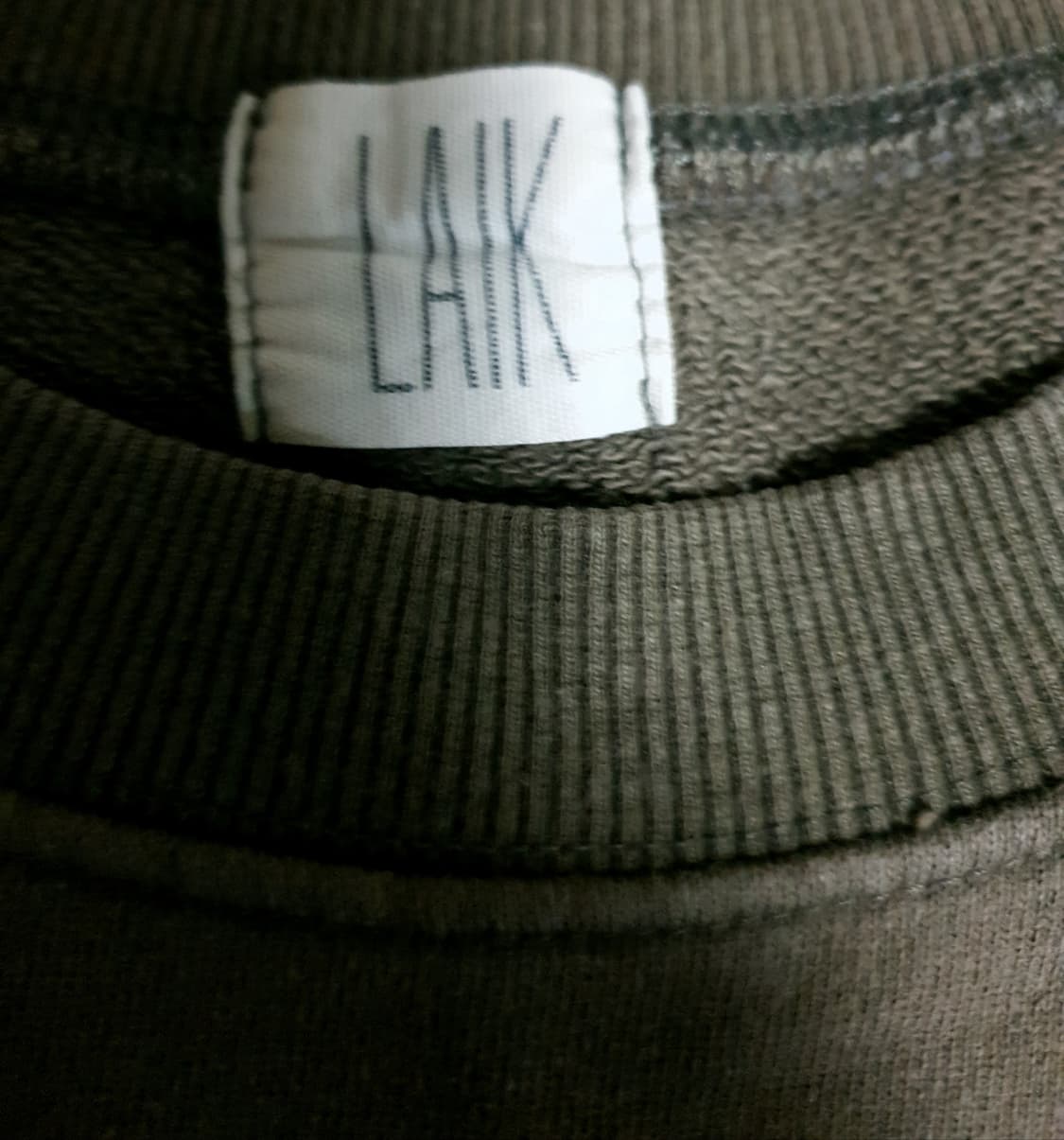 LAIK 패치 맨투맨 올리브 (L) 상품이미지2