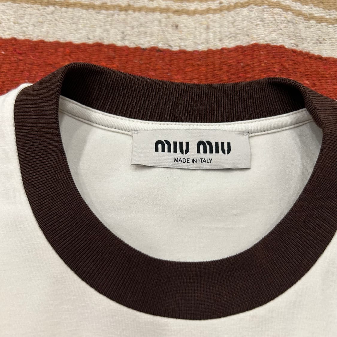미우미우 로고 크롭 반팔티 상품이미지3