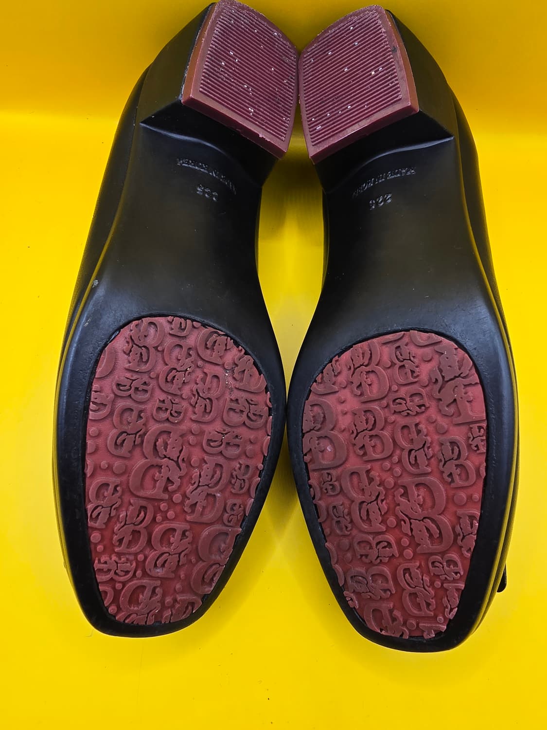 제품: BRUMASS(브루마스) 여성 가죽 펌프스
사이즈 225 / 굽  상품이미지7