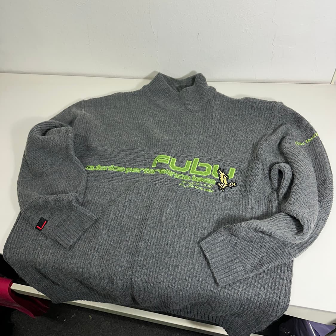 100-105 푸부 FUBU 그레이 어깨절개 자수 터틀넥 니트 상품이미지1