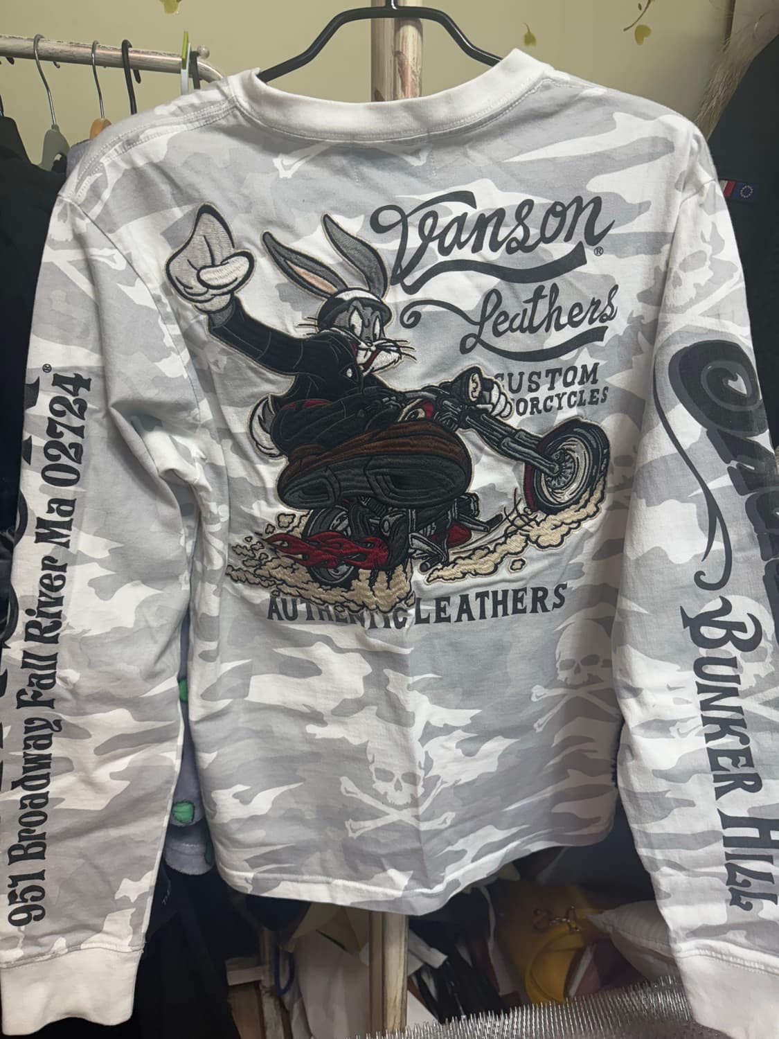 밴슨X루니툰즈 화이트카모 자수 롱슬리브 상품이미지2