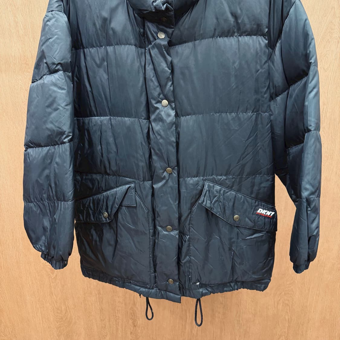 도나카란 뉴욕 진스 하이넥 다운 패딩 자켓 로고 패치 스트링 디테일 블랙 상품이미지5