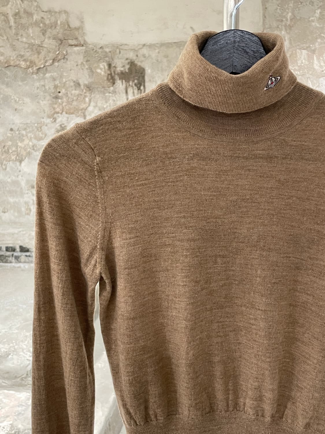 비비안 웨스트우드 레드라벨 멜란지 베이지 터틀넥 orb로고 크롭 니트 상품이미지2