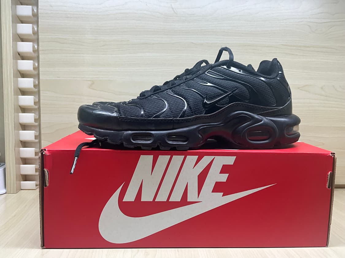 나이키 에어맥스 플러스 트리플 블랙 팝니다. 상품이미지2