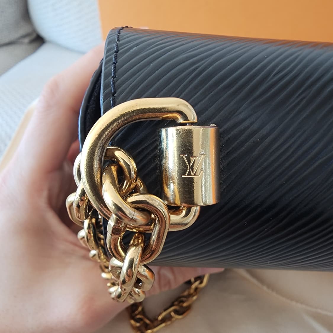 초민트급 루이비통 트위스트 MM 블랙 금장 상품이미지8