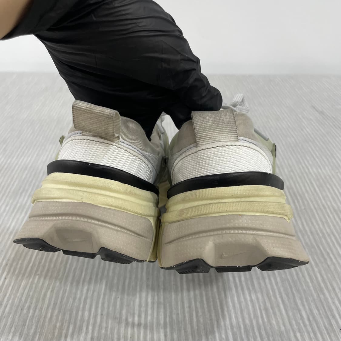 924) ) 나이키 V2K 런 서밋 화이트 메탈릭 실버 240mm 상품이미지4