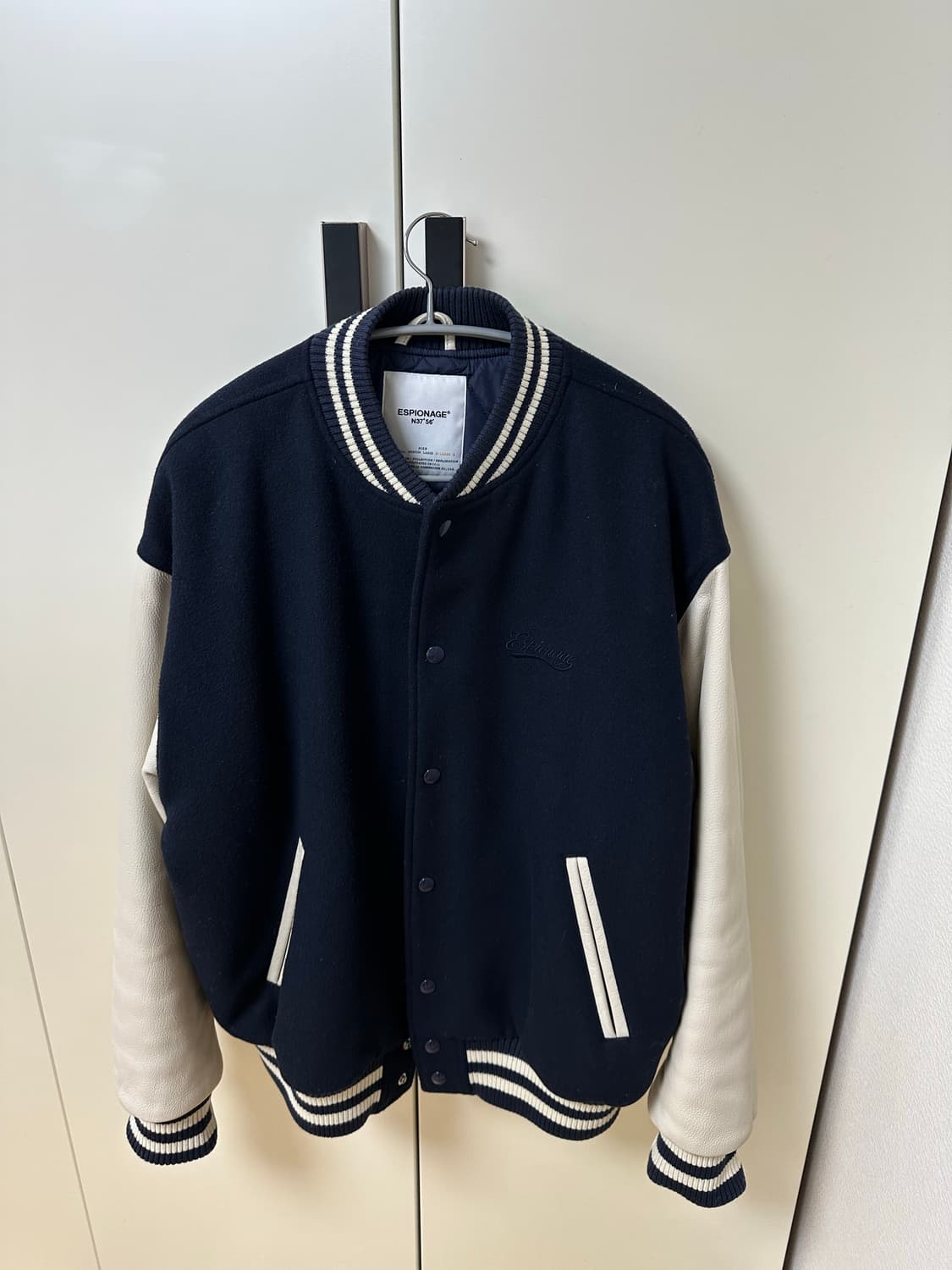 XL) 에스피오나지 네이비 바시티 팝니다 상품이미지2