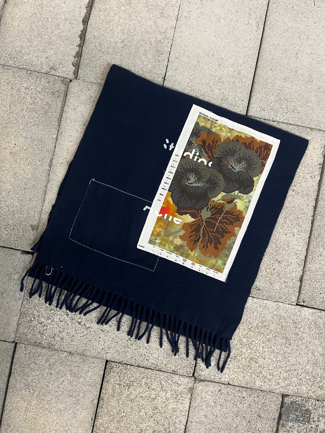 아크네 스튜디오 아트워크 패치 머플러 상품이미지1