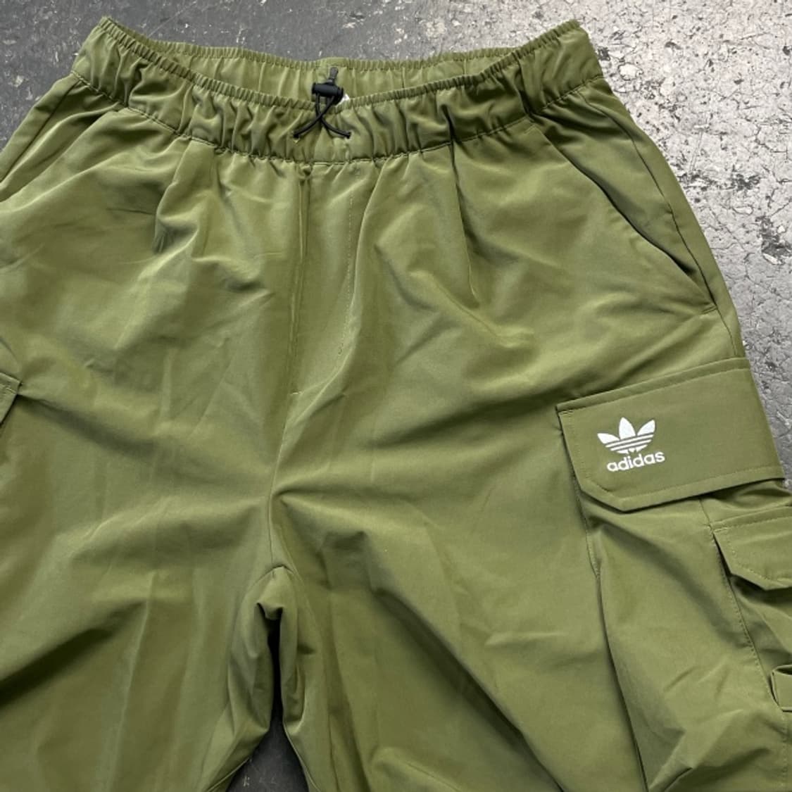 100 아디다스 스트링 와이드 카고팬츠  상품이미지2