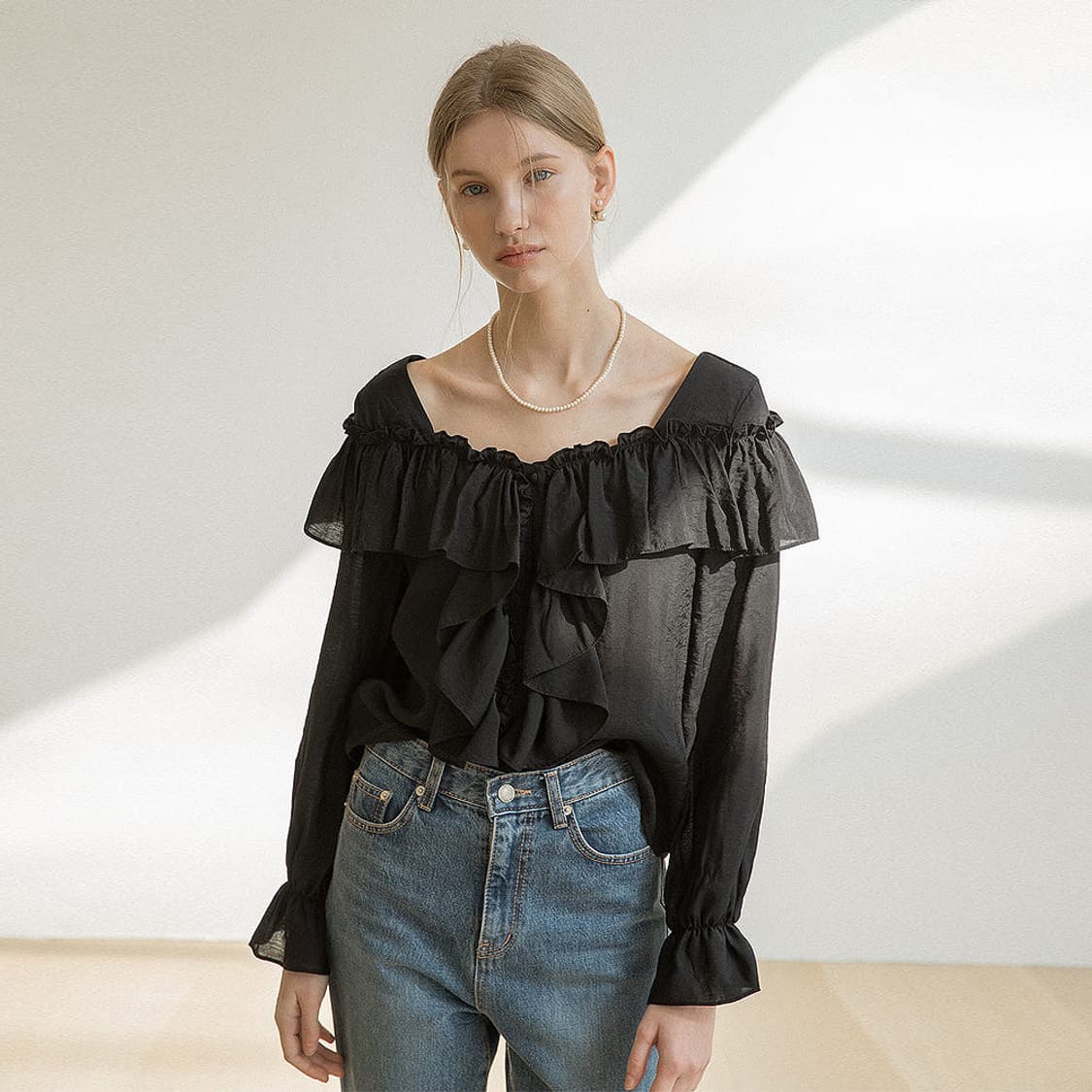 클렛 스퀘어 프릴 러플 블라우스 상품이미지1