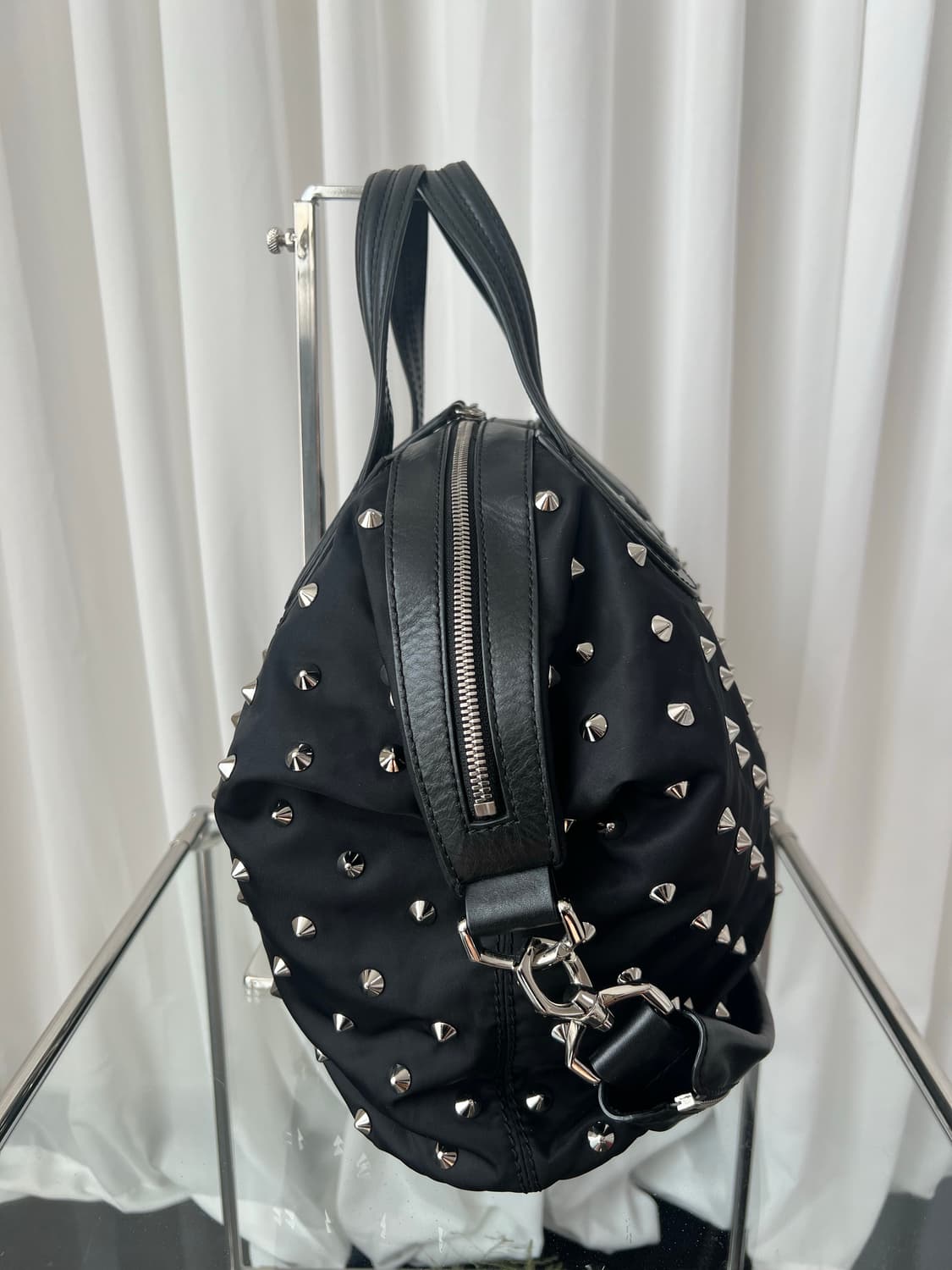 지방시 스터드 나이팅게일 숄더백 상품이미지5