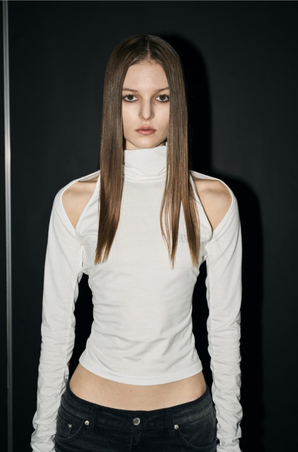 보헤미안서울 컷아웃 터틀넥 화이트 상품이미지1