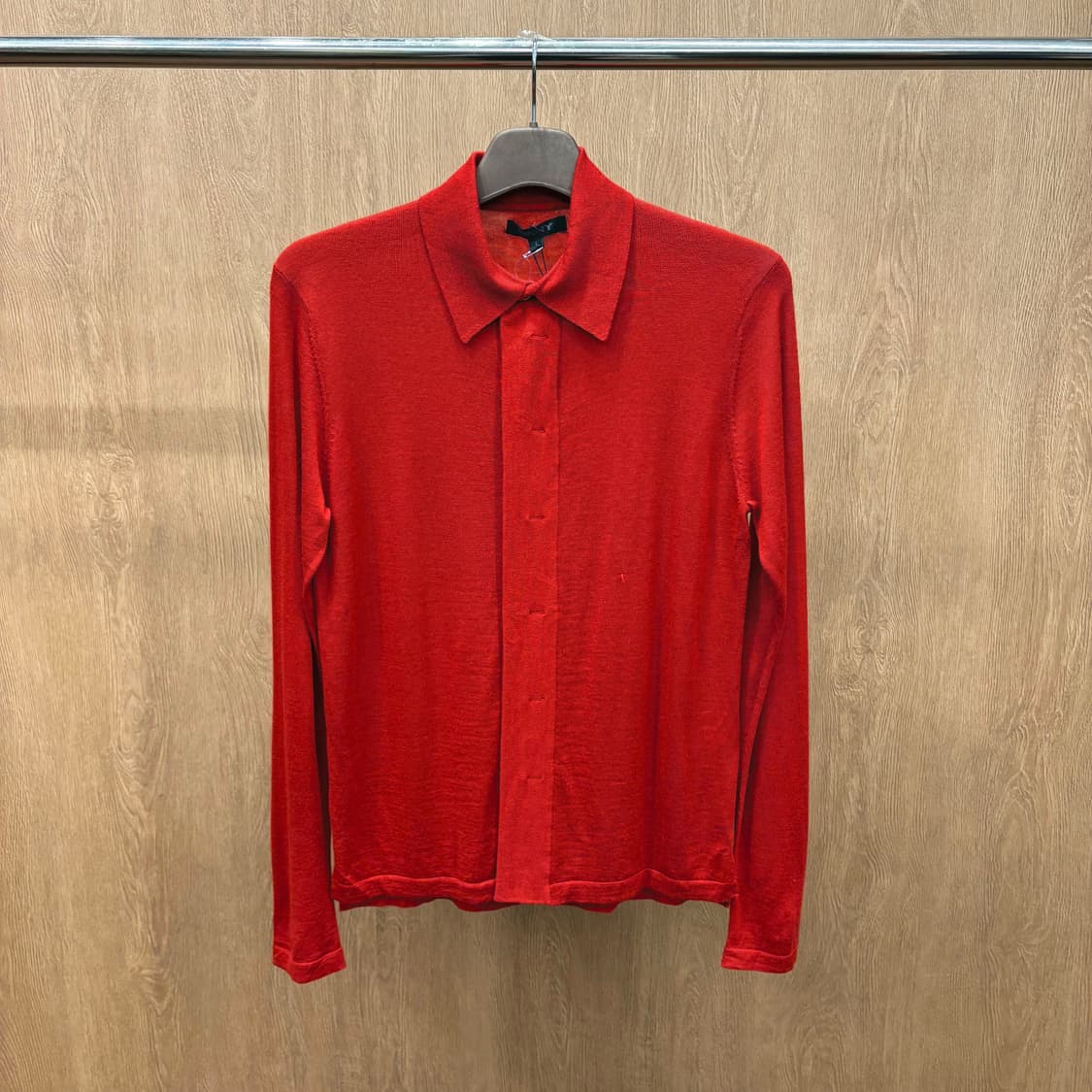 도나카란 뉴욕 긴팔 울 니트 셔츠 카라 히든 버튼 플라켓 디테일 레드 상품이미지2