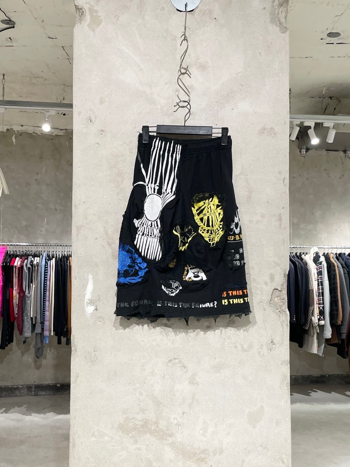 버나드 윌헴 블랙 미스 키티+E 패치 밴딩 미디스커트 상품이미지1