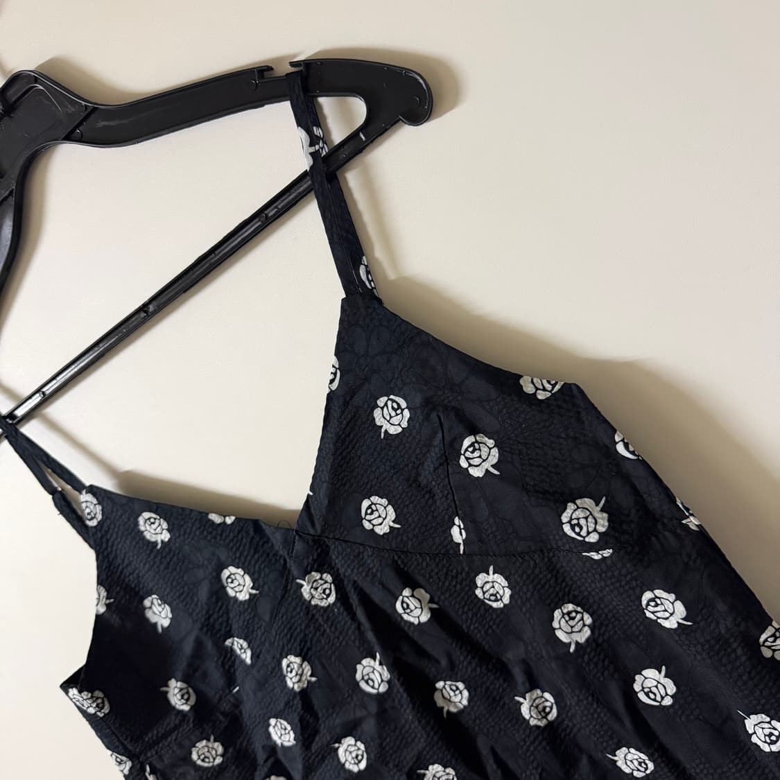 새상품 여자 엠보 로즈 끈나시 블라우스 상품이미지4