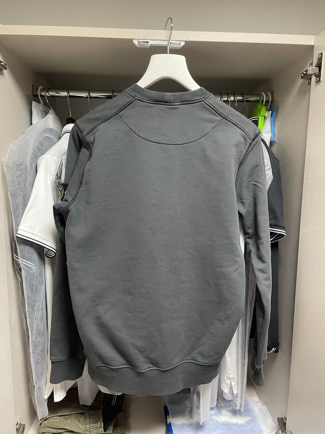 23SS스톤아일랜드 맨투맨 100-L 차콜색상 상품이미지2