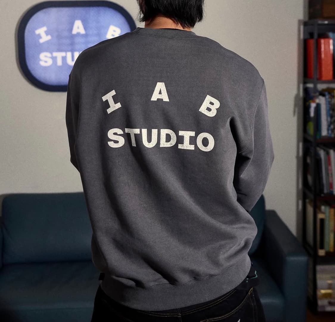 아이앱 스튜디오 데미지드 로고 스웨트셔츠차콜 새상품 판매합니다 상품이미지1