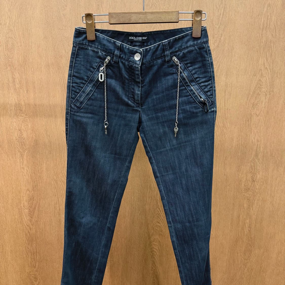 돌체앤가바나 워싱 데님 팬츠 슬림핏 지퍼 포켓 사이드 체인 디테일 흑청 상품이미지4
