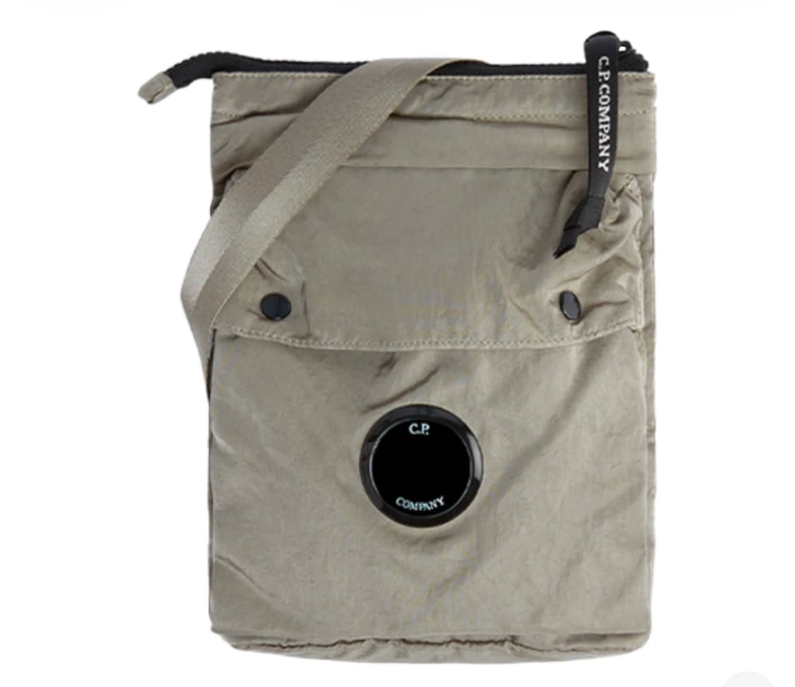cp컴퍼니 나일론 B 크로스바디 파우치 실버 세이지 브라운 상품이미지1