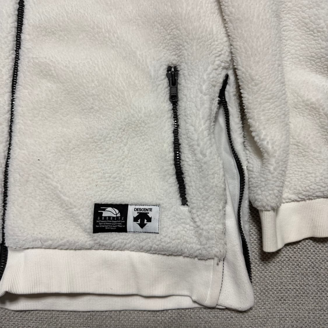 데상트 스펠아웃 플리스 후디 자켓 상품이미지3