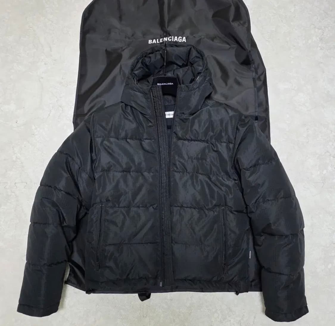 발렌시아가 자수로고 크롭패딩 상품이미지1