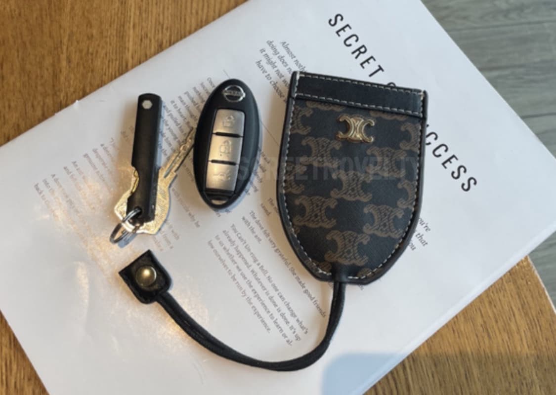 셀린느 트리옹페 키홀더 블랙 상품이미지7