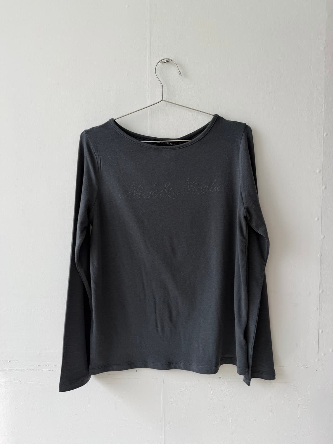 닉앤니콜 레터링 롱슬리브 티셔츠 차콜 상품이미지2