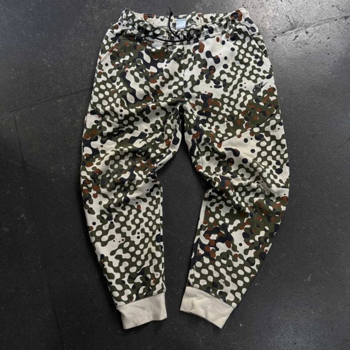 105 나이키 테크 플리스 카모 조거팬츠 상품이미지1