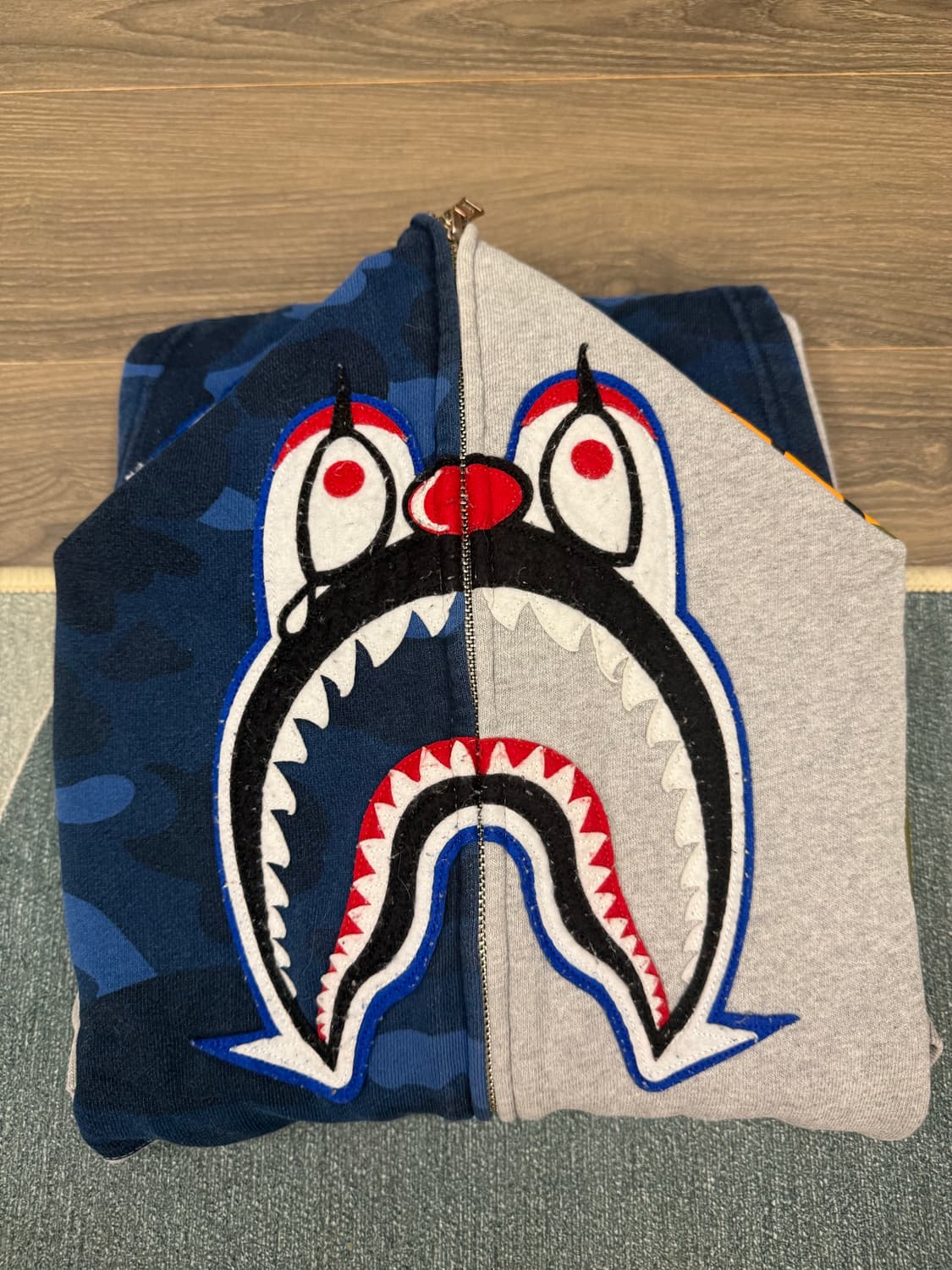 베이프x언디핏 삐에로 후드 L사이즈 판매합니다. 상품이미지1