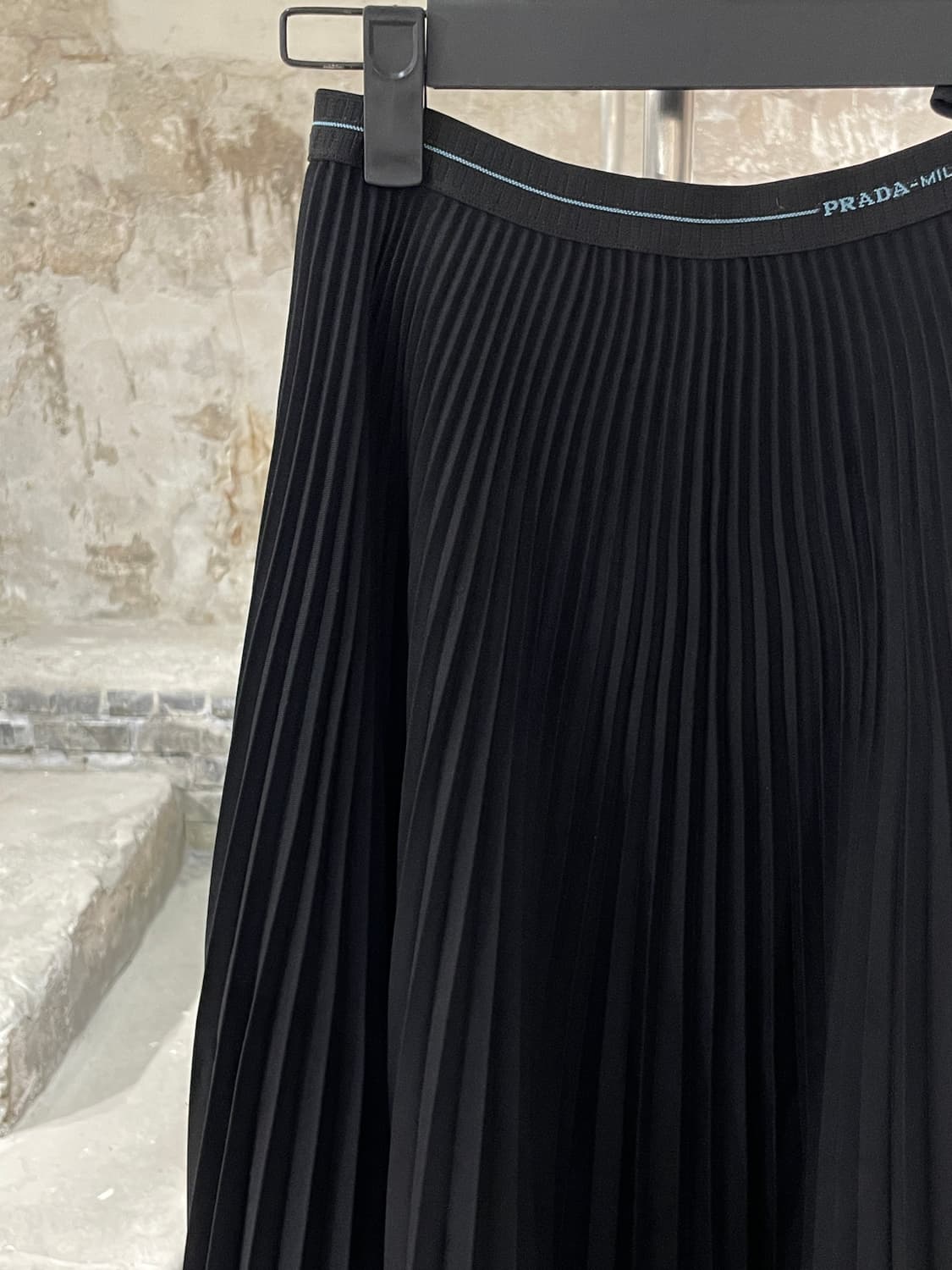 프라다 블랙 클래식 플레어 플리츠 롱 스커트 상품이미지2