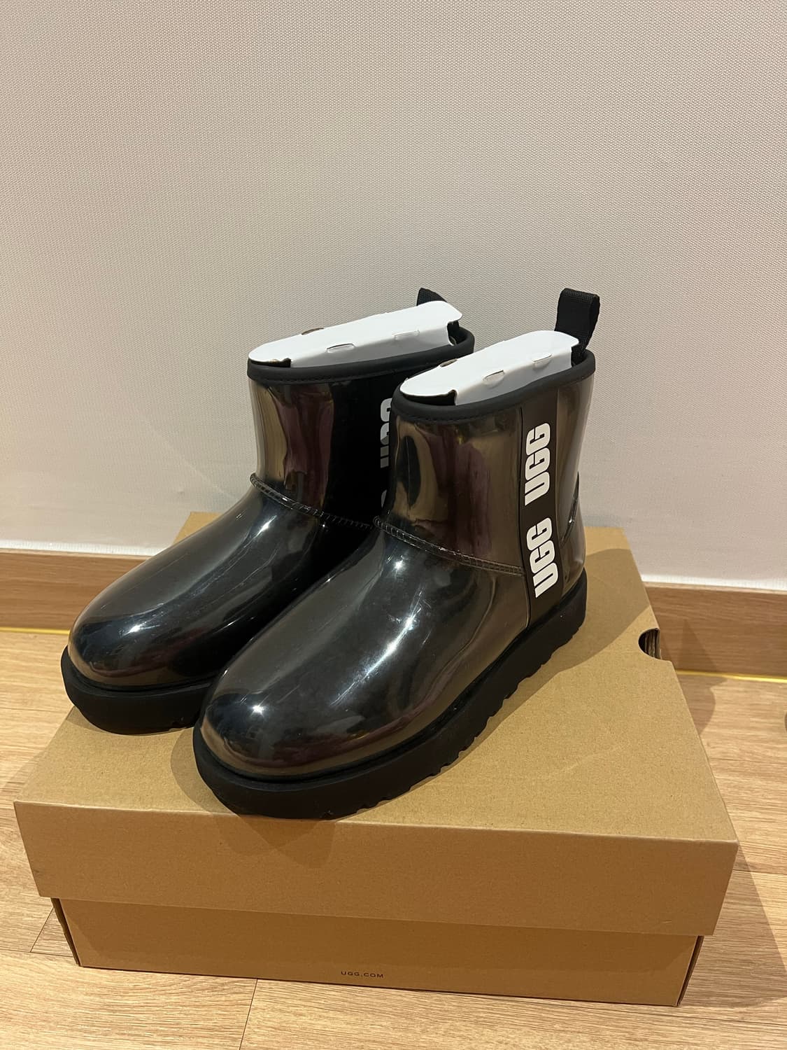 어그 클리어 블랙 US7 (240) 상품이미지1