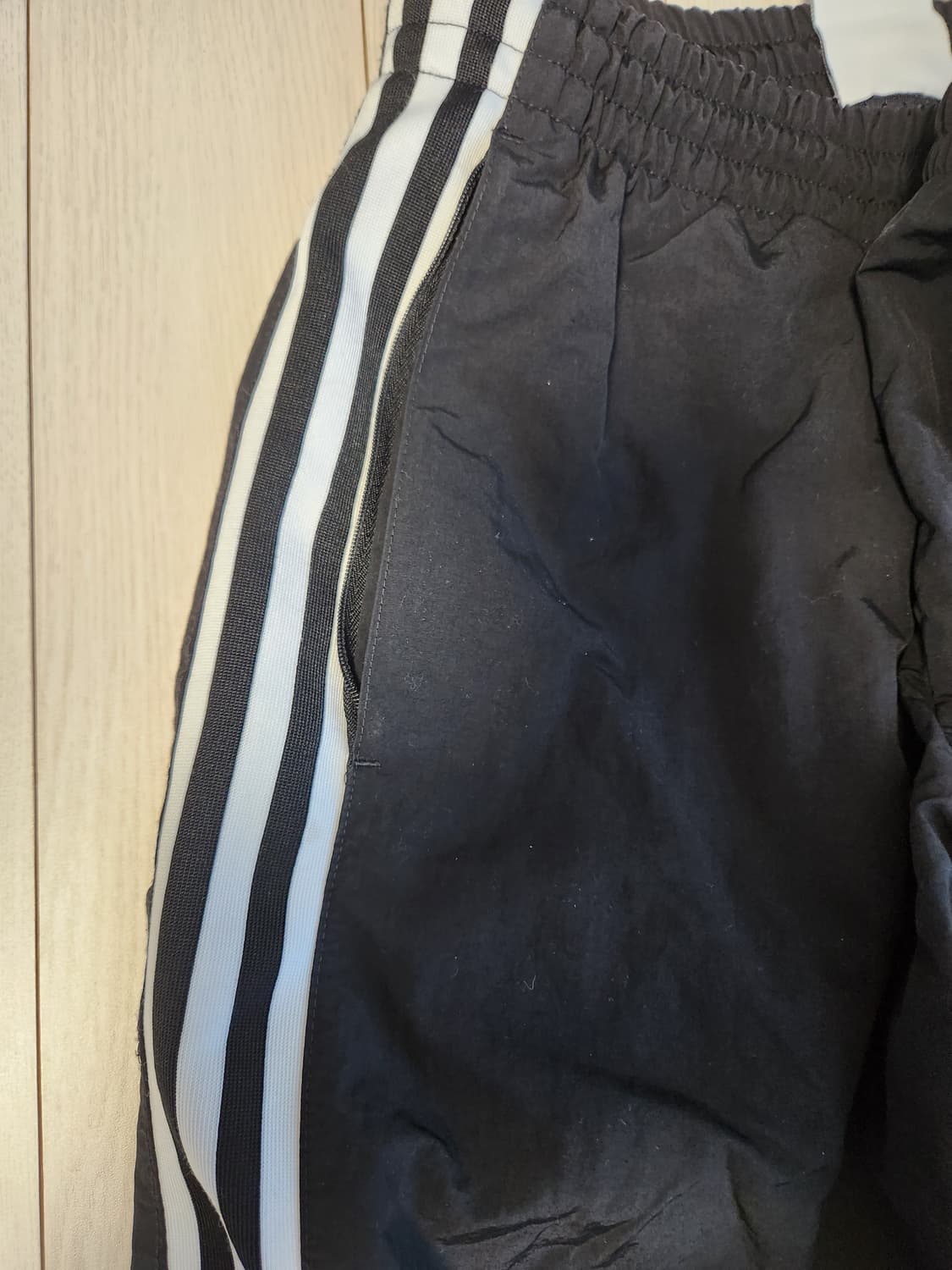 아디다스 우븐 트레이닝 조거 팬츠 사이즈xl

사용감 있지만 오염 하자는 상품이미지6