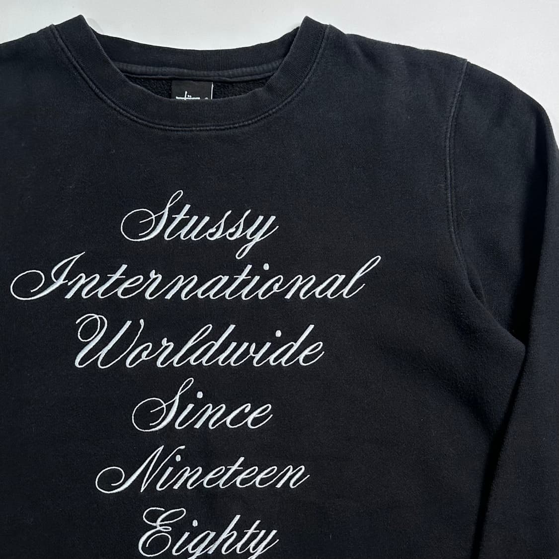 스투시 월드투어 블랙 맨투맨 상품이미지3