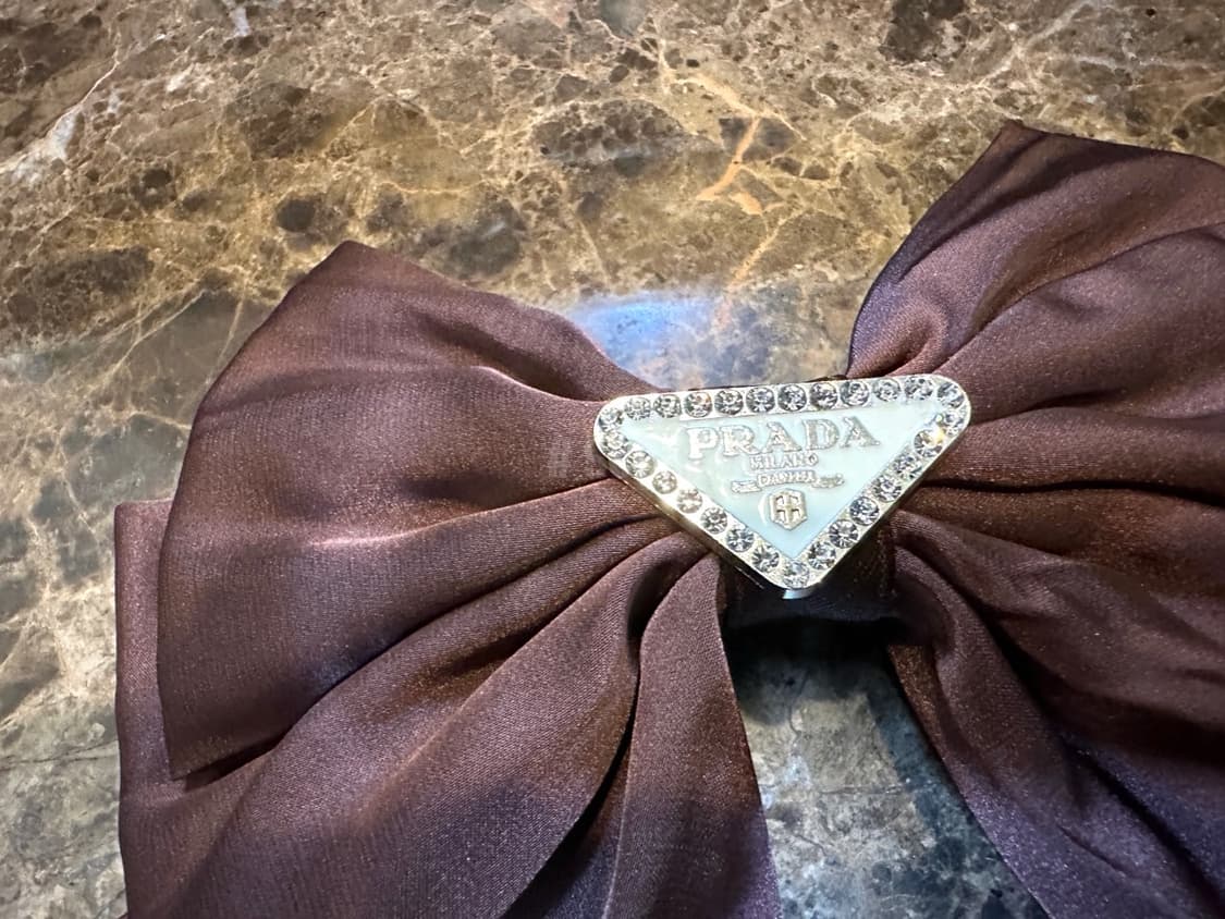 프라다 화이트 로고  헤어핀 브라운 상품이미지2