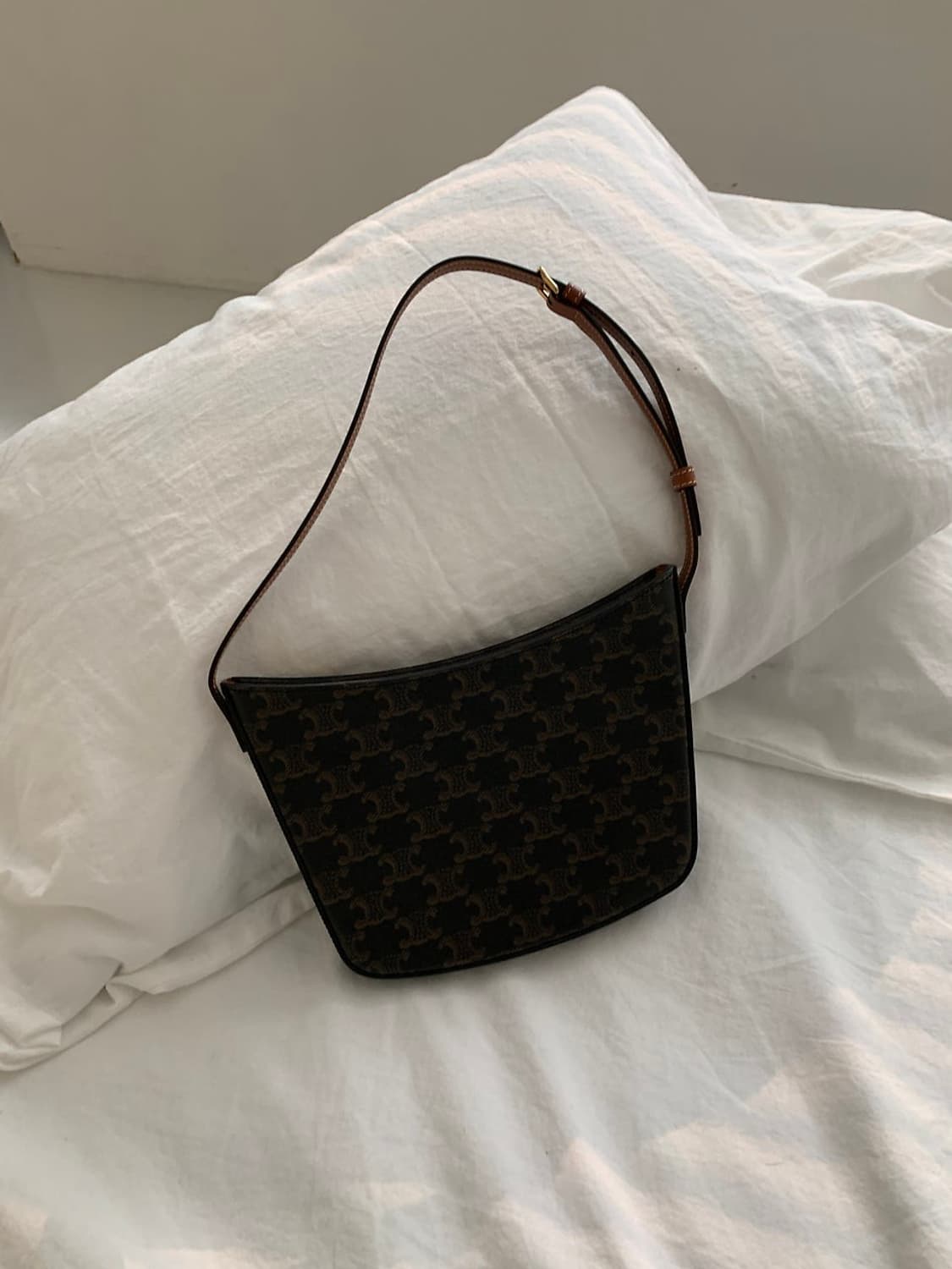 셀린느 트리오페 크로크 숄더백 상품이미지3