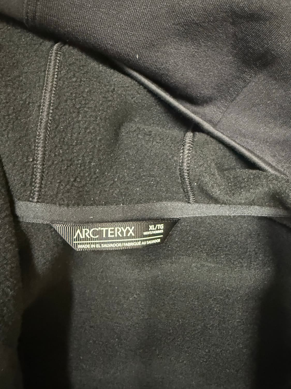 아크테릭스 카이어나이트 후디 블랙 색상입니다. XL 사이즈로,  가슴팍에 상품이미지4