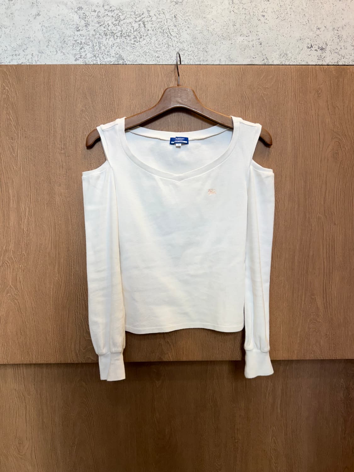 버버리 블루 라벨 숄더 컷아웃 핑크 로고 자수 디테일 아이보리 상품이미지6