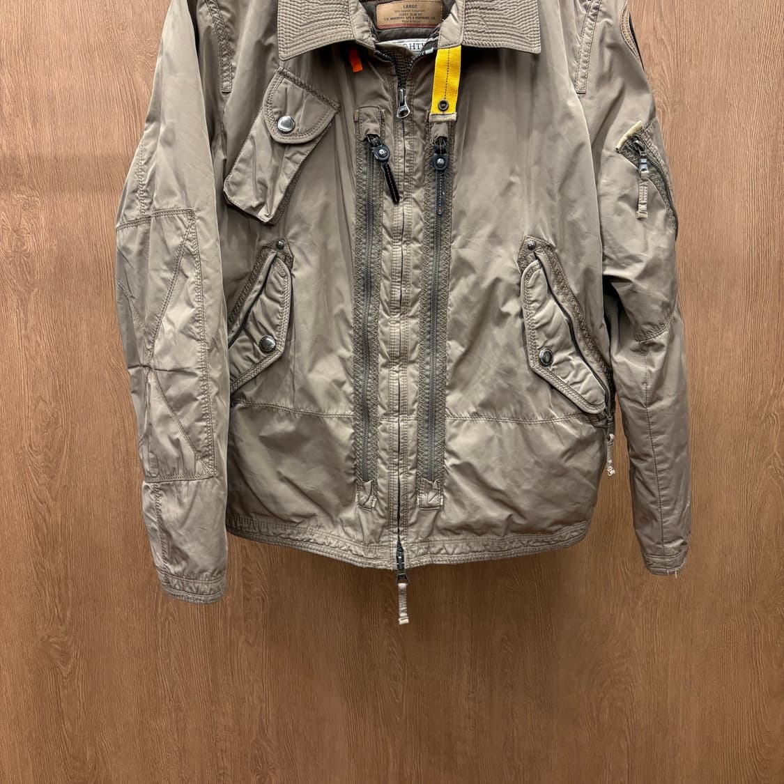 파라점퍼스 라이트 웨이트 나일론 자켓 옐로우 버클 스트랩 디테일 베이지 상품이미지5