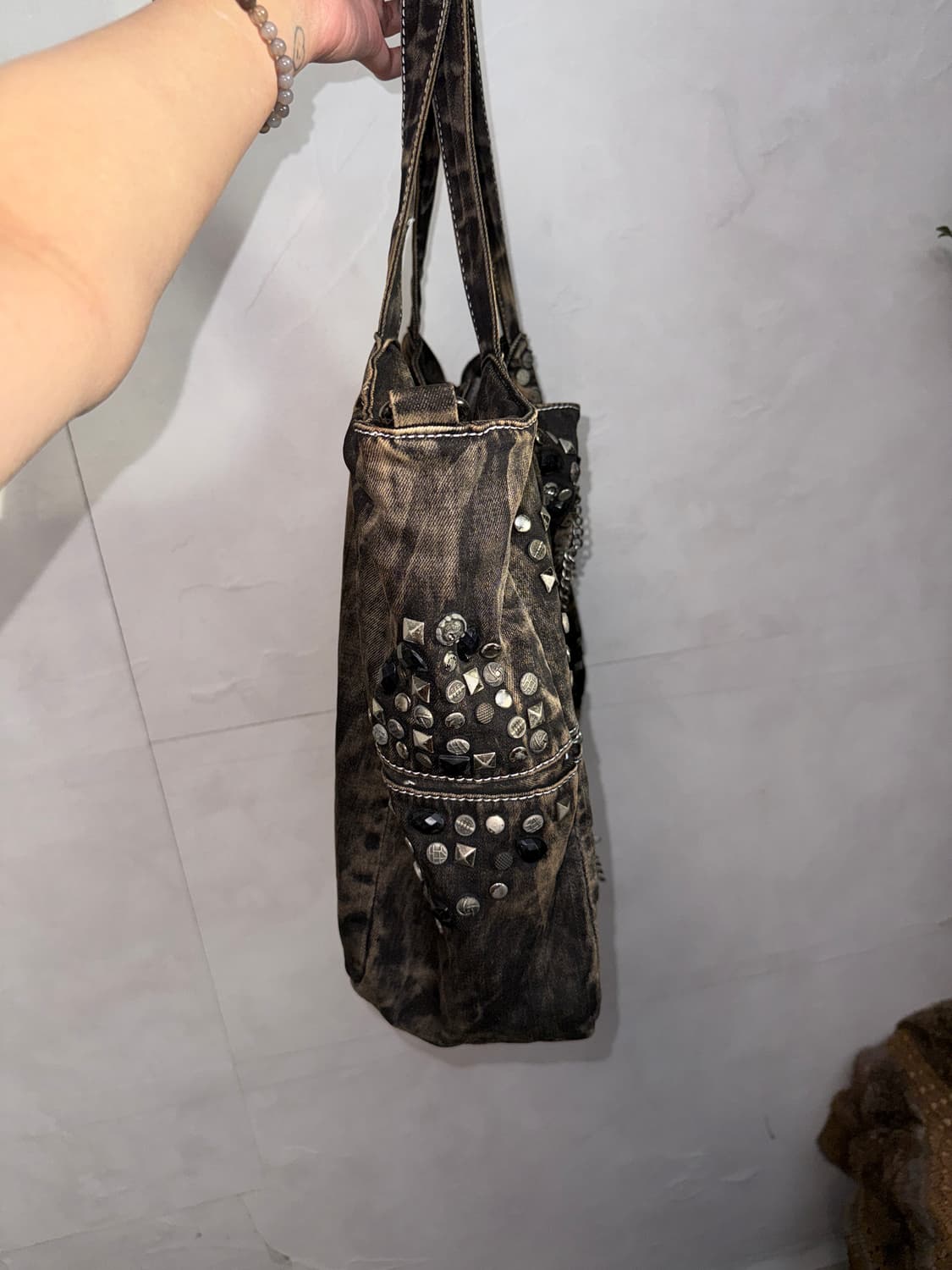Black denim tie dye stud chain tote bag 상품이미지3